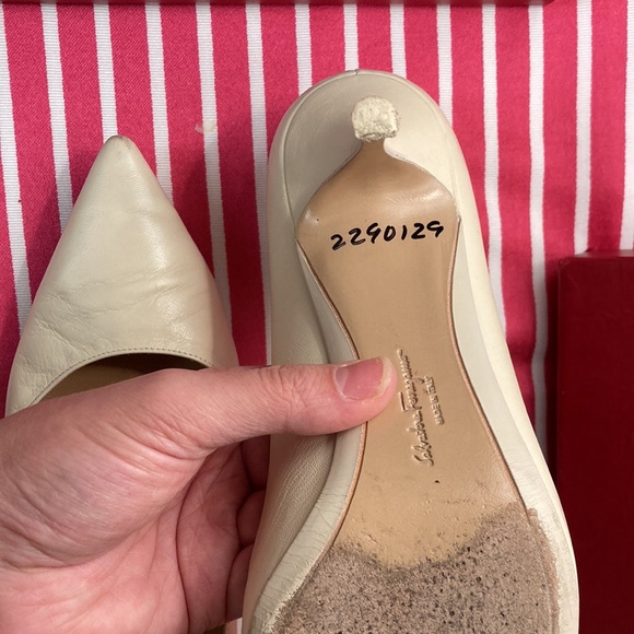 Salvatore Ferragamo Pointed Toe Classic Low Pumps - Picture 10 of 11